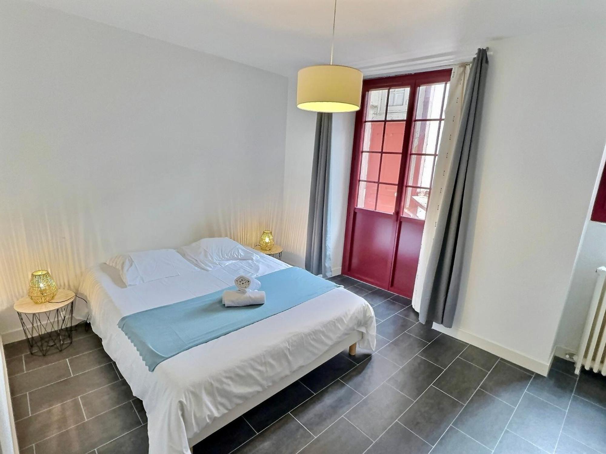Apartament Wonderhost, Superbes Volumes Et Charme De L'Ancien Pau Zewnętrze zdjęcie